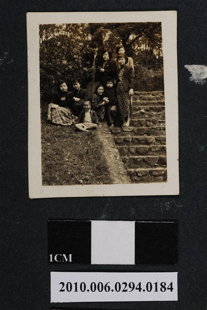 九人合照 (共1張)