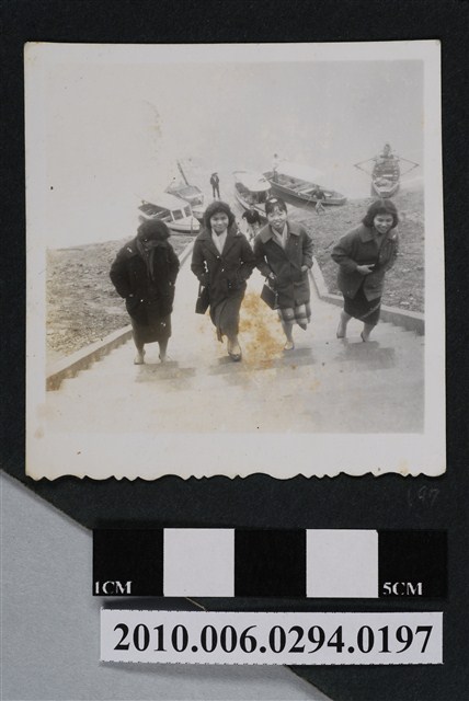 四人爬階梯照 (共1張)