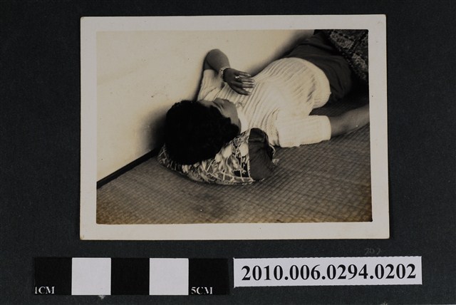 女子躺臥照 (共1張)