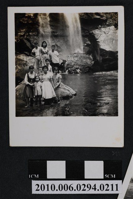 八人合照 (共1張)