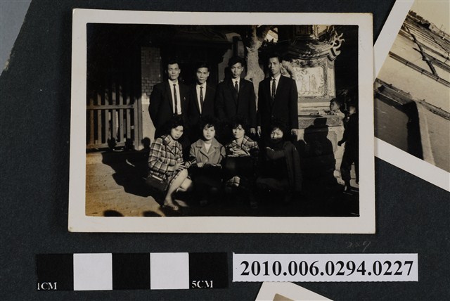 八人合照 (共1張)