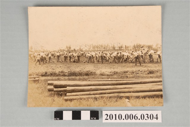 桃園農業學校學生開闢荒址工作照片 (共2張)