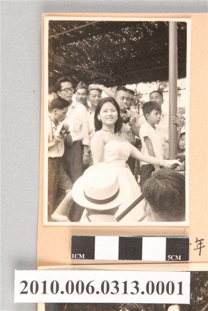 女子與圍觀人群 (共1張)
