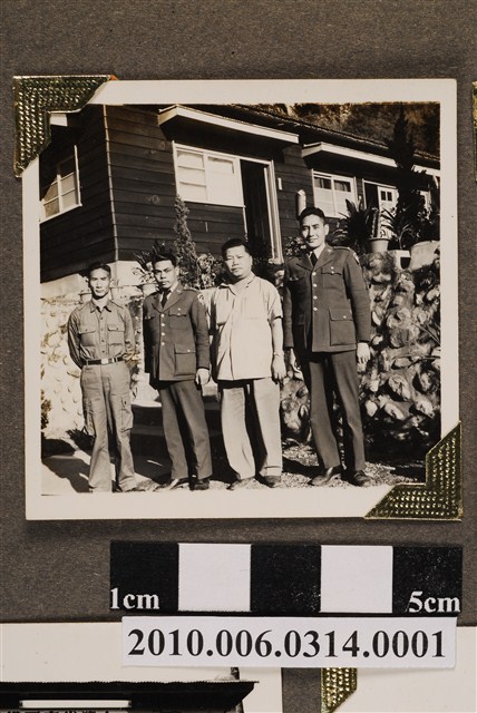 四名男性於東西橫貫公路合照 (共4張)