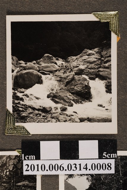 三名軍官於中橫公路谷關附近大甲溪谷合照 (共4張)