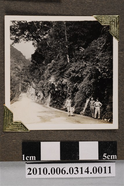 三名軍官於篤銘橋至谷關路段合照 (共5張)