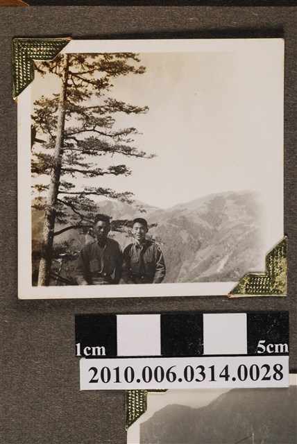 二名男性背對合歡山合照 (共5張)