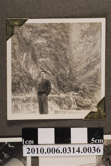 男子背對立霧溪河谷獨照 (共4張)