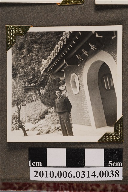 男子於長春祠獨照 (共4張)