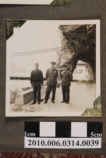 三名男性於第八十七號隧道前合照 (共4張)