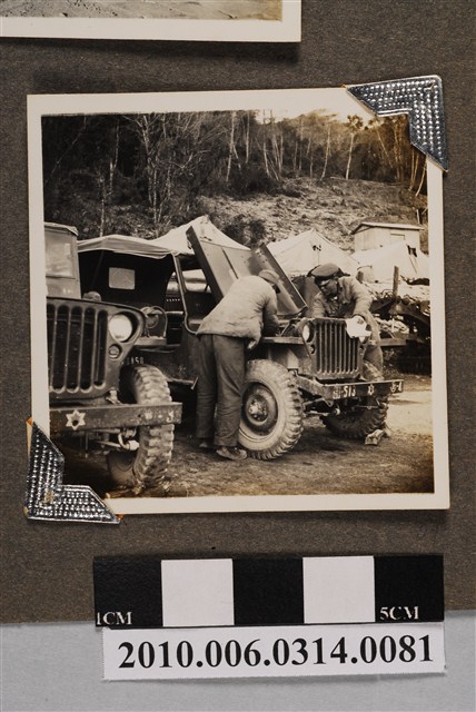 於東西橫貫公路上檢查軍車 (共4張)