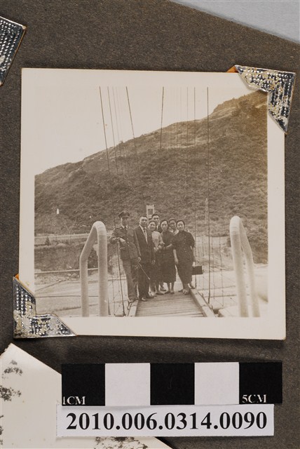 七名男女於吊橋上合照 (共4張)