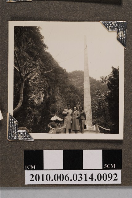 三人於東西橫貫公路合流工程處殉職員工紀念碑前合照 (共4張)