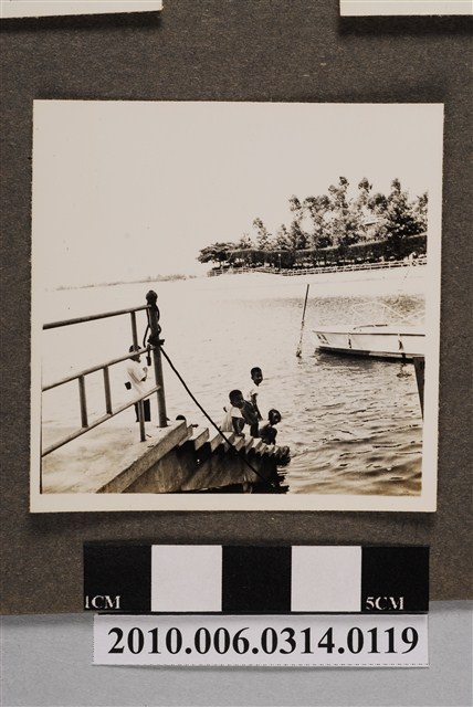 三童於澄清湖畔合照 (共2張)