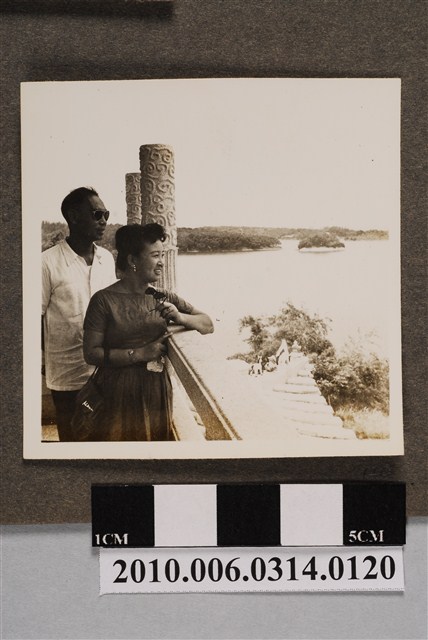 二人於澄清湖豐源閣前合照 (共2張)