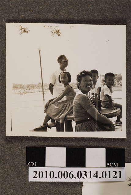 五人於澄清湖附近合照 (共2張)