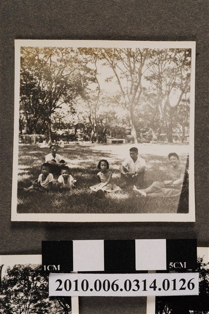 六人於澄清湖內大草坪合照 (共2張)