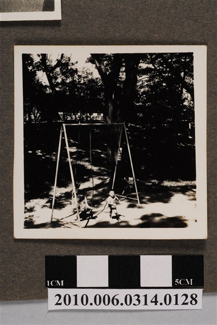 三名兒童於澄清湖內兒童遊樂區嬉戲剪影 (共2張)