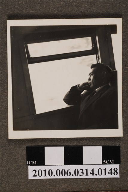 男子於火車內獨照 (共2張)