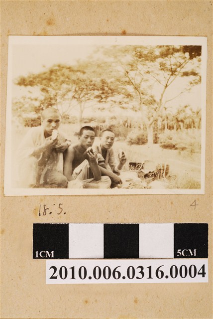 昭和18年5月三人合照 (共1張)