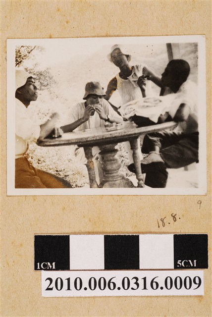 昭和18年8月四人剪影 (共1張)