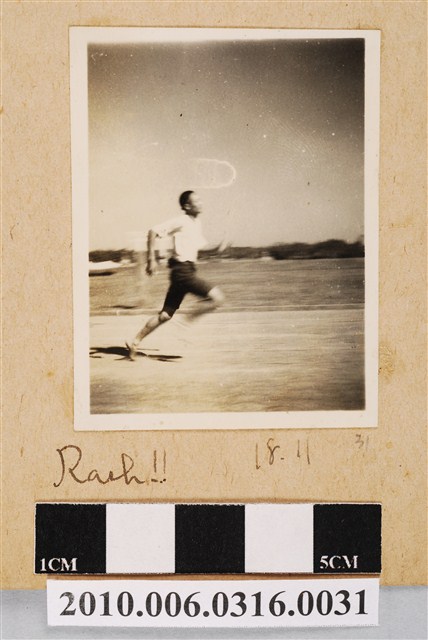 昭和18年11月男子奔跑剪影 (共1張)