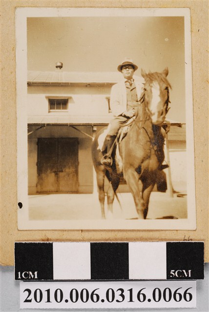 男子騎馬照 (共1張)