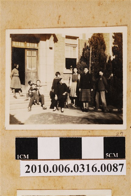 九人剪影 (共1張)