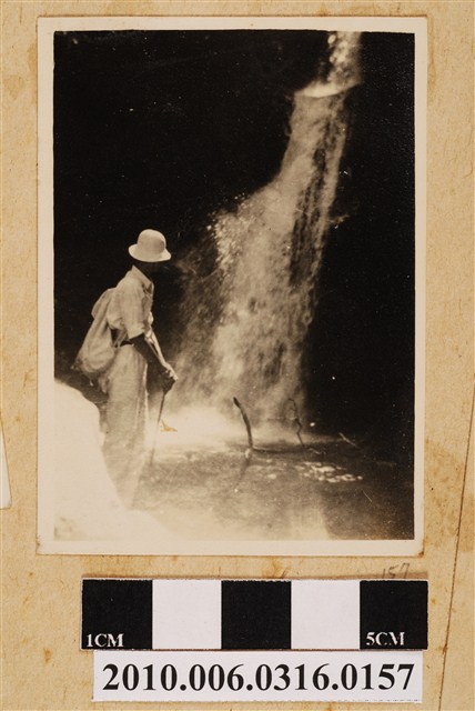 男子觀瀑照 (共1張)