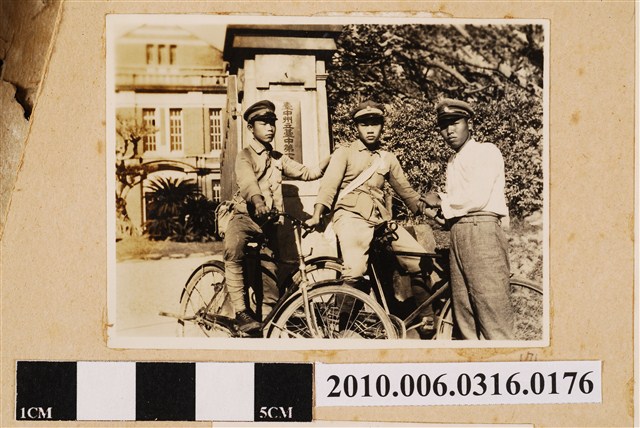 三人於臺中一中校門前合照 (共1張)