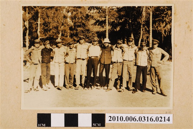 十一人合照 (共1張)