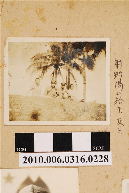 四人於射的場合照 (共1張)