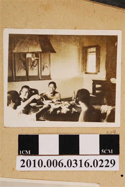 五人用餐剪影 (共1張)