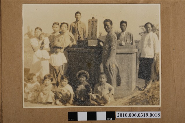 墓旁合照 (共1張)