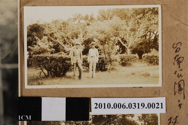 臺南公園兩男合照 (共1張)