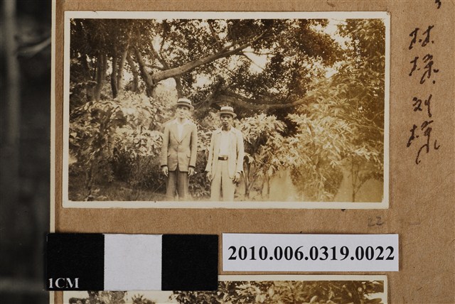 臺南公園兩男合照 (共1張)