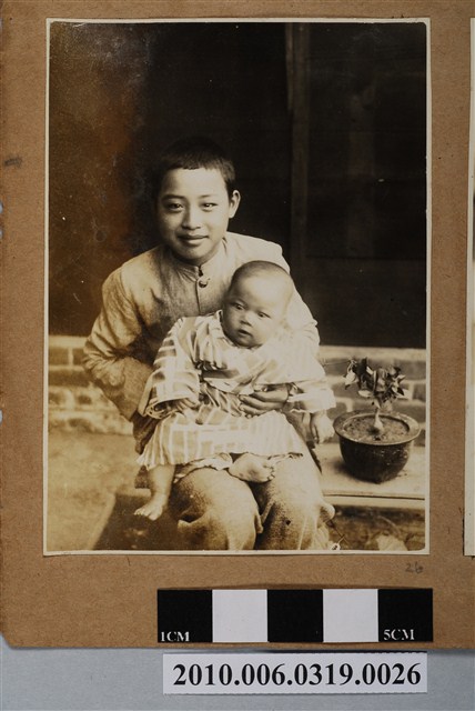 男子抱嬰合照 (共1張)