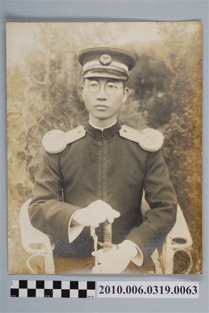 男子獨照 (共2張)