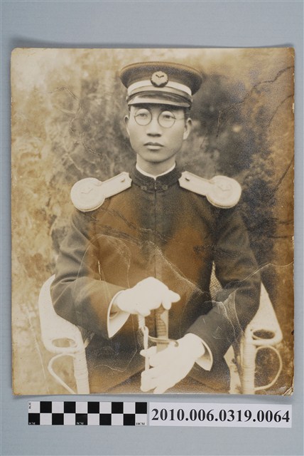 男子獨照 (共2張)