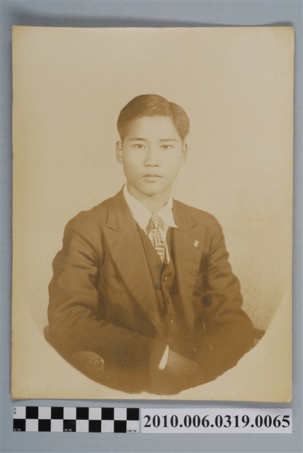 男子獨照 (共2張)