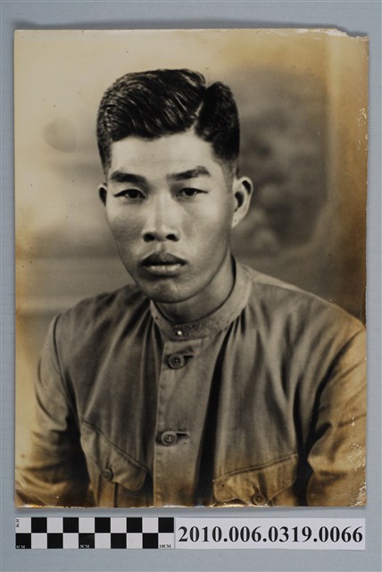 男子獨照 (共2張)