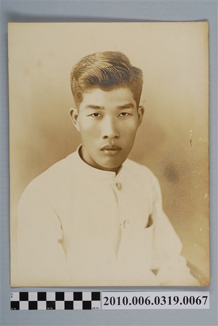 男子獨照 (共2張)