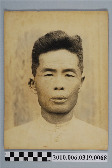 男子獨照 (共2張)