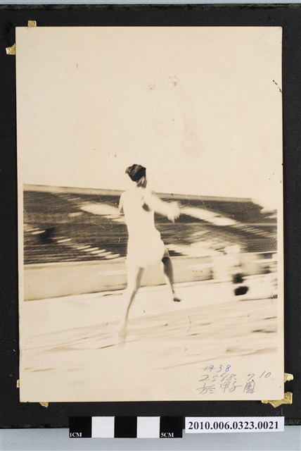 男子於甲子園跳遠背影照 (共1張)