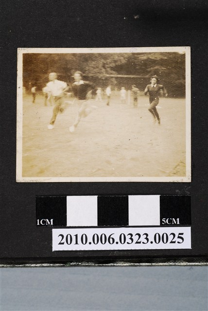 3人奔跑照 (共1張)