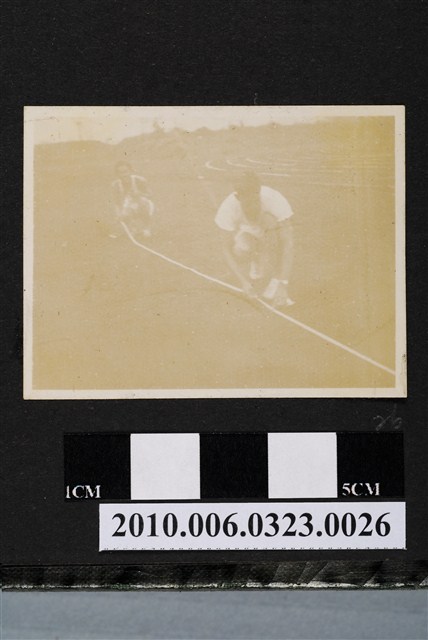 2名男子進行量測照 (共1張)