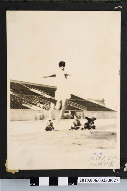 男子於甲子園跳遠背影照 (共1張)
