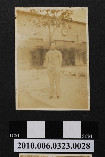 廖漢水於神戶車站前獨照 (共1張)