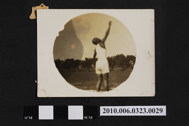 運動場上男子獨照 (共1張)