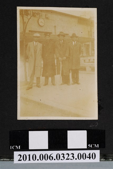 廖漢水等4人於神戶車站前合照 (共1張)